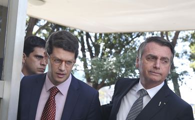 O ministro do Meio Ambiente, Ricardo Salles e o  presidente Jair Bolsonaro, falam à imprensa, após encontro no ministério.