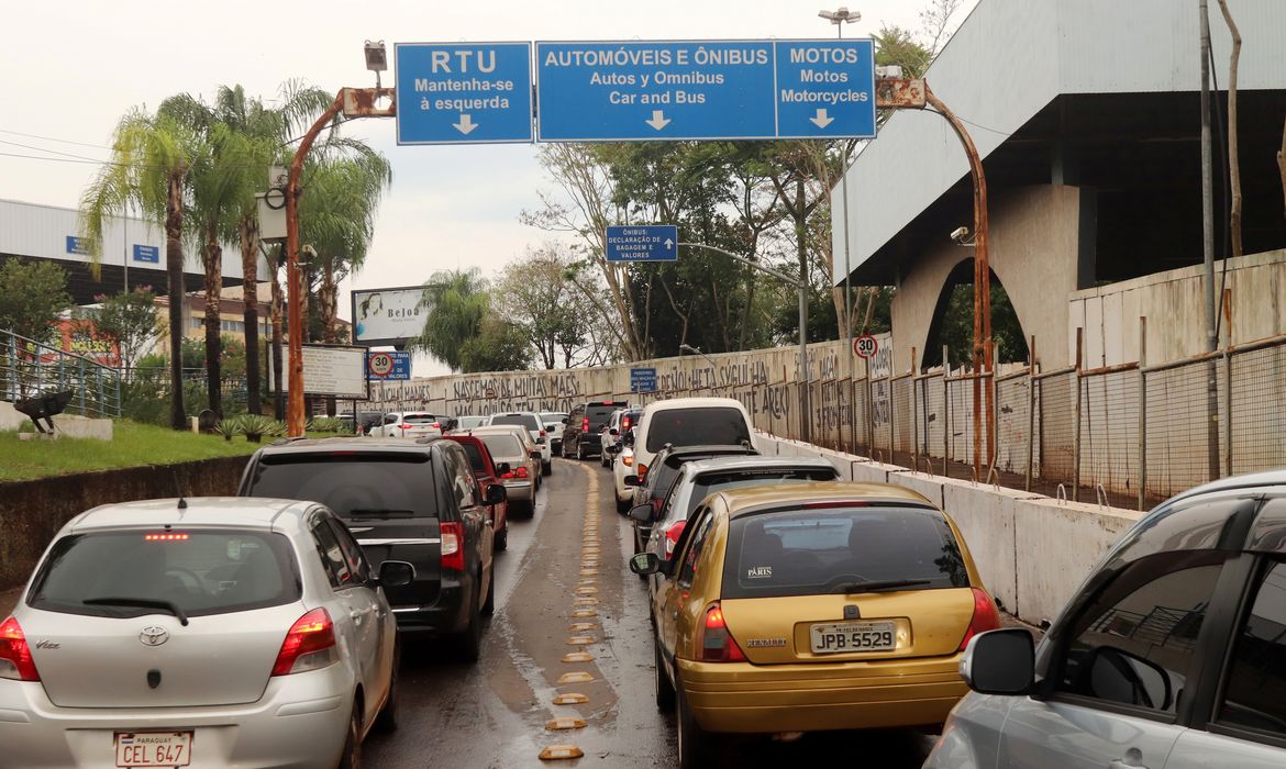 Reuters/Christian Rizz/Proibida reprodução Veículos são vistos na Ponte da Amizade Internacional que liga o Brasil ao Paraguai, que ficou fechada por meses devido ao surto da doença coronavírus (COVID-19) em Foz do Iguaçu