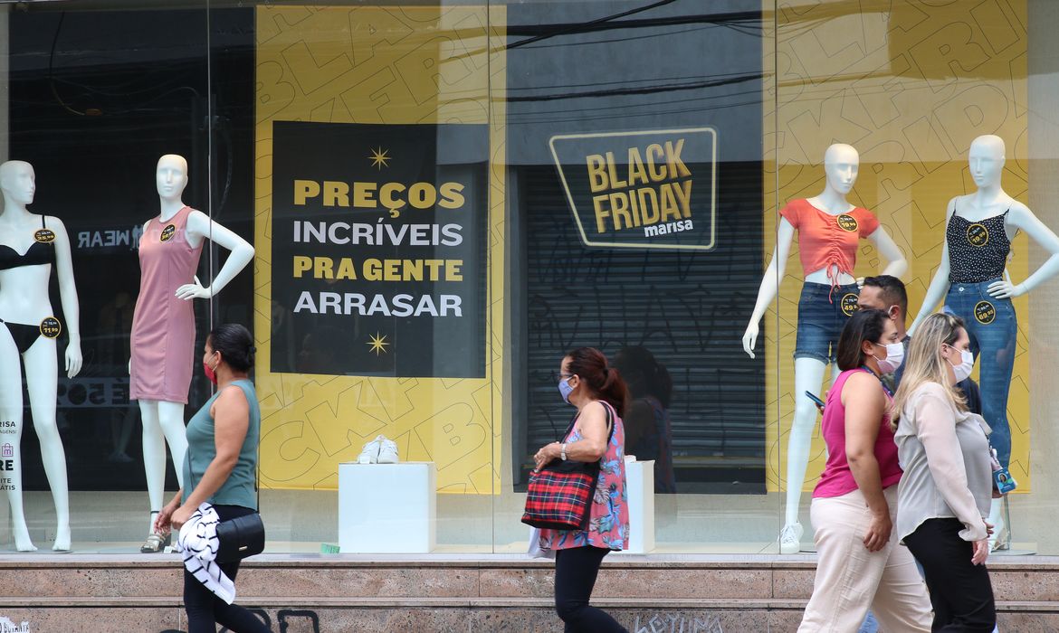 Movimento no comércio na semana do Black Friday em Pinheiros.