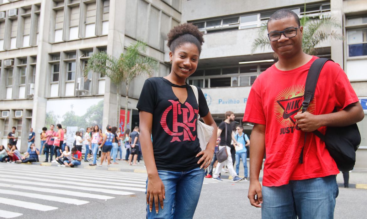 Rio de Janeiro -  Os estudantes Karolina Oliveira e Thiago Salustriano, primeiros a chegar para o segundo dia de provas do ENEM, na UERJ. (Foto: Fernando Frazão/ Agência Brasil)