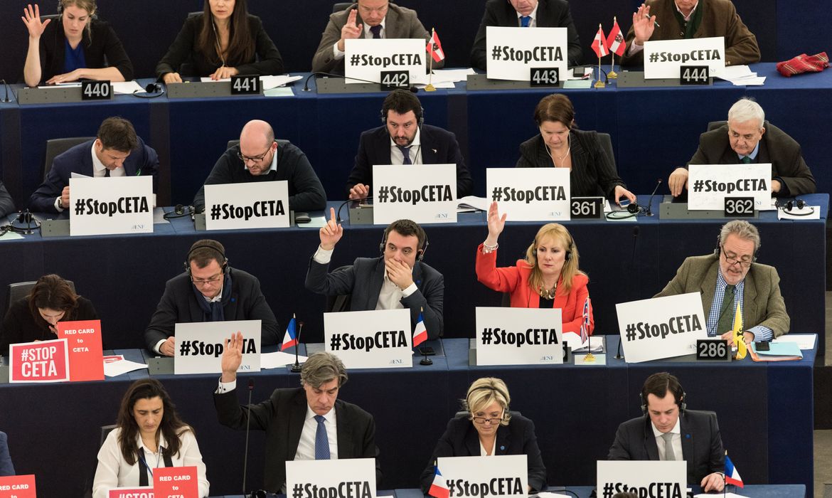 Eurodeputados contrários ao Ceta se manifestaram durante a votação do acordo no Parlamento Europeu. O acordo foi aprovado por 408 votos a favor, 254 contra e 33 abstenções