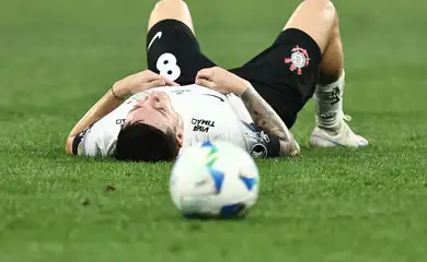 Soccer Football - Copa Libertadores - Qualifying round - Second Leg - Corinthians v Barcelona SC - Neo Quimica Arena, Sao Paulo, Brazil - March 12, 2025 Corinthians' Rodrigo Garro looks dejected after the match REUTERS/Thiago Bernardes