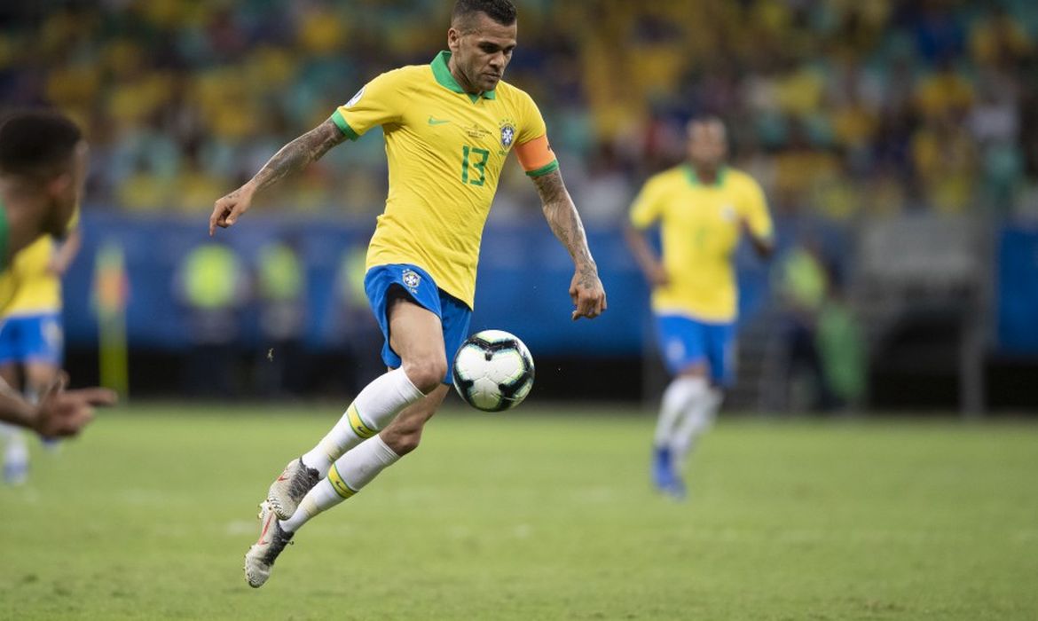 Na goleada de 5 a 0 contra o Peru, ainda na fase de grupo, o lateral-direito fez 113 jogos pela seleção brasileira