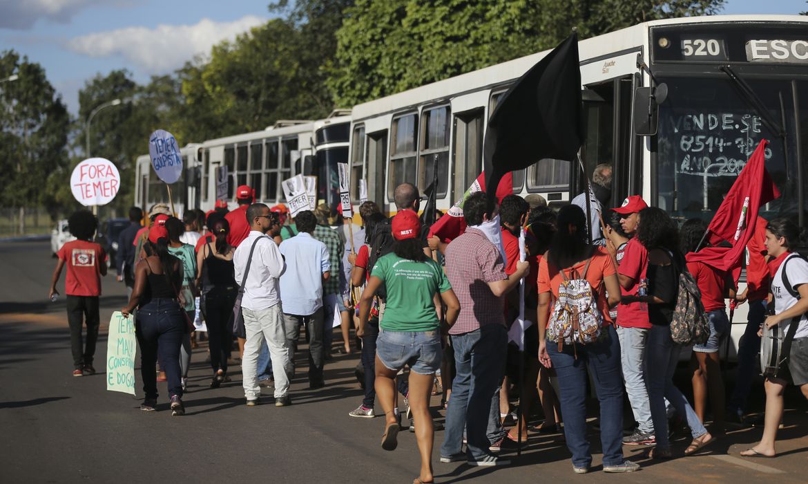 Brasília - Manifestantes protestam em frente ao Jaburu contra Michel Temer (Fabio Rodrigues Pozzebom/Agência Brasil)