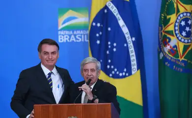 O presidente da República Jair Bolsonaro, o ministro do Gabinete de Segurança Institucional (GSI), Augusto Heleno, durante cerimônia de assinatura do decreto que dispõe sobre o Conselho Nacional da Amazônia Legal