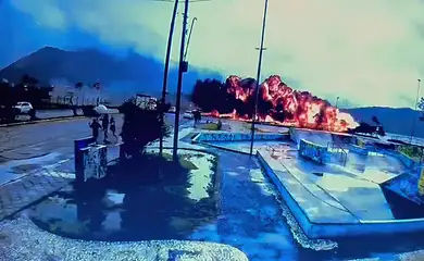 São Paulo (SP) 09/01/2025 -  Um avião de pequeno porte varou a pista do aeroporto de Ubatuba, no Litoral de São Paulo, e explodiu na Praia do Itaguá na manhã desta quinta-feira.
Frame Câmera de segurança de Ubatuba