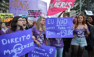 Sâo Paulo - Mulheres protestam contra PEC 181 que pode criminalizar o aborto, na Avenida Paulista (Rovena Rosa/Agência Brasil)