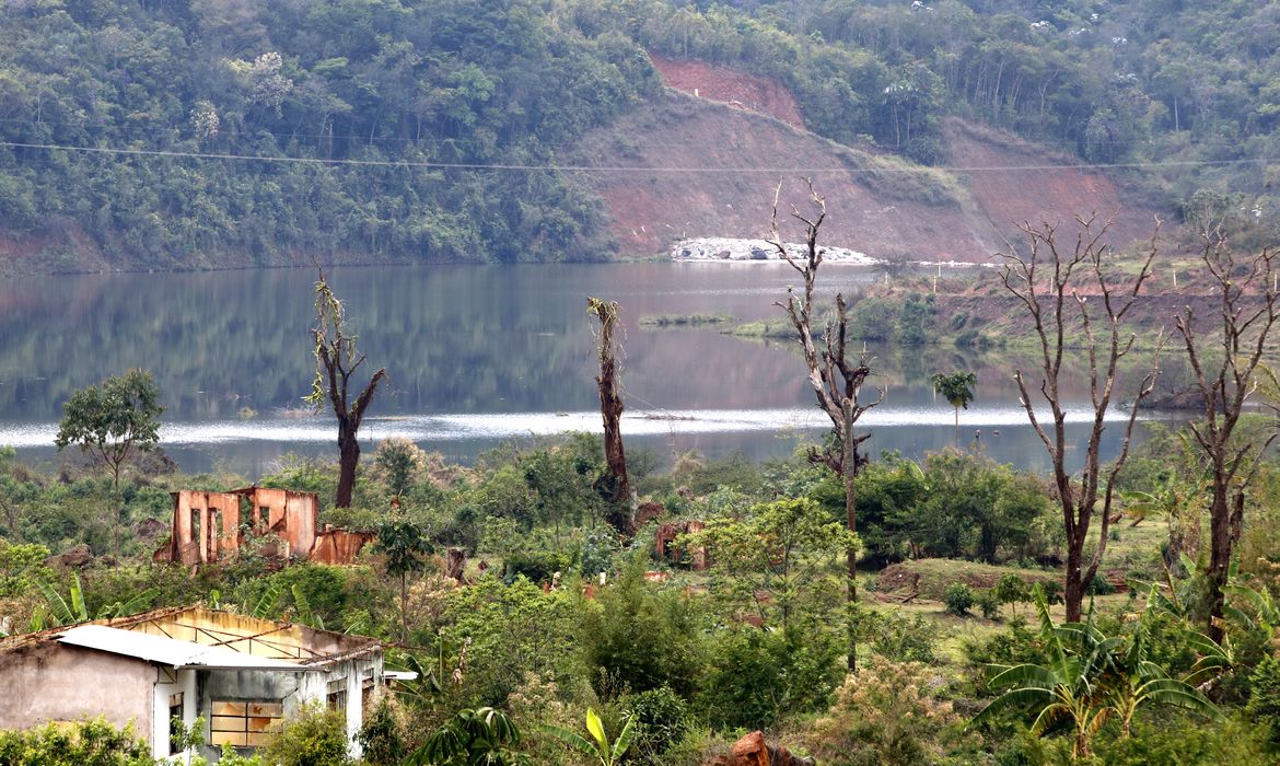 Comunidade de Bento Rodrigues devastada pela lama