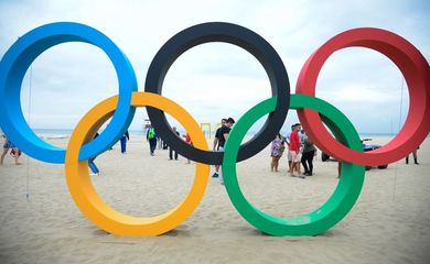 Rio de Janeiro - Escultura dos aros olímpicos, feita de plástico reciclado, é revelada ao público na Praia de Copacabana, zona sul da capital. (Tomaz Silva/Agência Brasil)