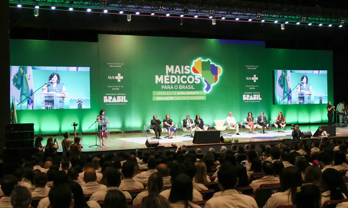 Brasília (DF), 14/08/2023 - A ministra da Saúde, Nísia Trindade, participa da cerimônia de acolhimento dos profissionais do Programa Mais Médicos para o Brasil. Foto: Wilson Dias/Agência Brasil