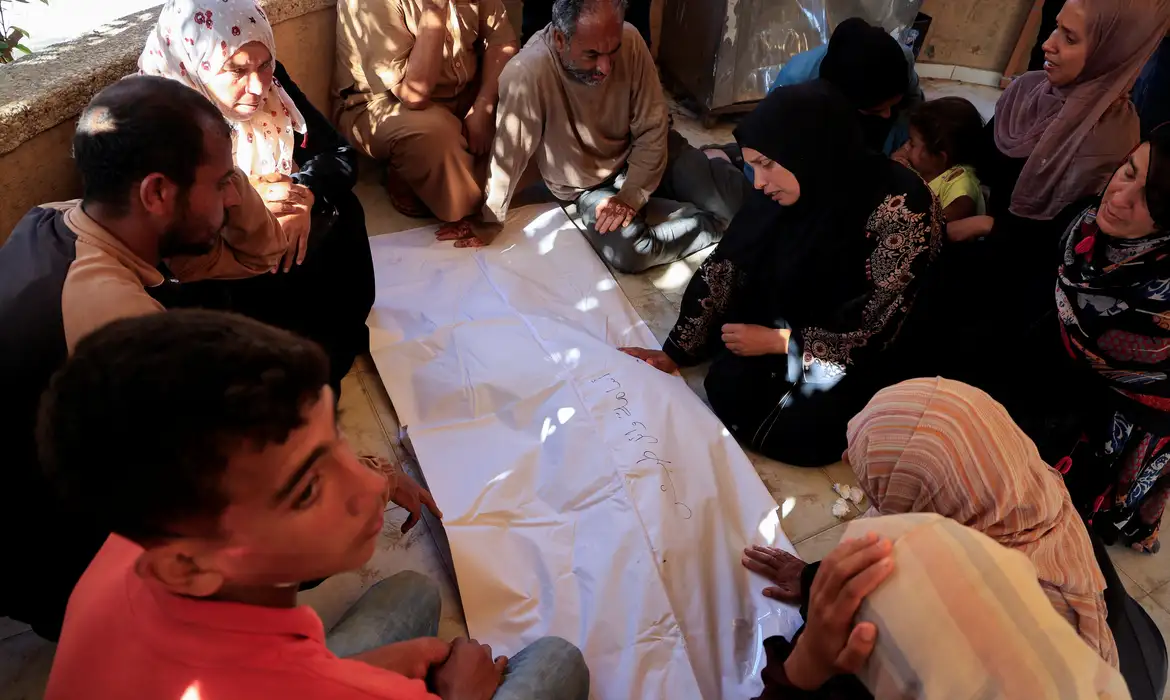Mourners react during the funeral of Palestinians killed in Israeli strikes, at Nasser hospital, in Khan Younis, southern Gaza strip, May 25, 2025. REUTERS/Hatem Khaled