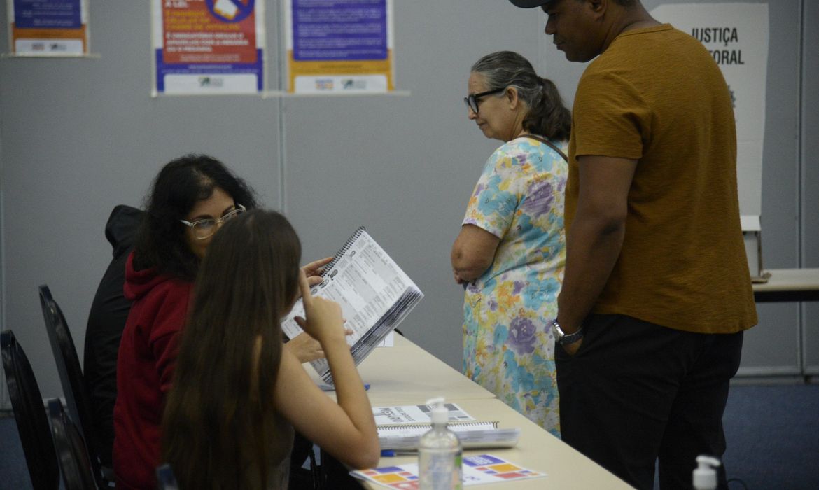 Eleitores do Rio de Janeiro votam no maior colégio eleitoral da capital, Expo Mag, na Cidade Nova, região central da cidade