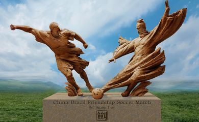 Escultura em bronze da artista Huang Jian retrata uma disputa de bola entre o jogador Pelé e o imperador chinês Han Wu 