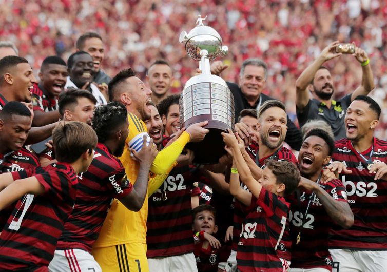 Soccer Football - Copa Libertadores - Final - Flamengo v River Plate - Monumental Stadium, Lima, Peru - November 23, 2019  Flamengo&#039;s Diego Alves and Diego lift the trophy with team mates as they celebrate after winning the final  REUTERS