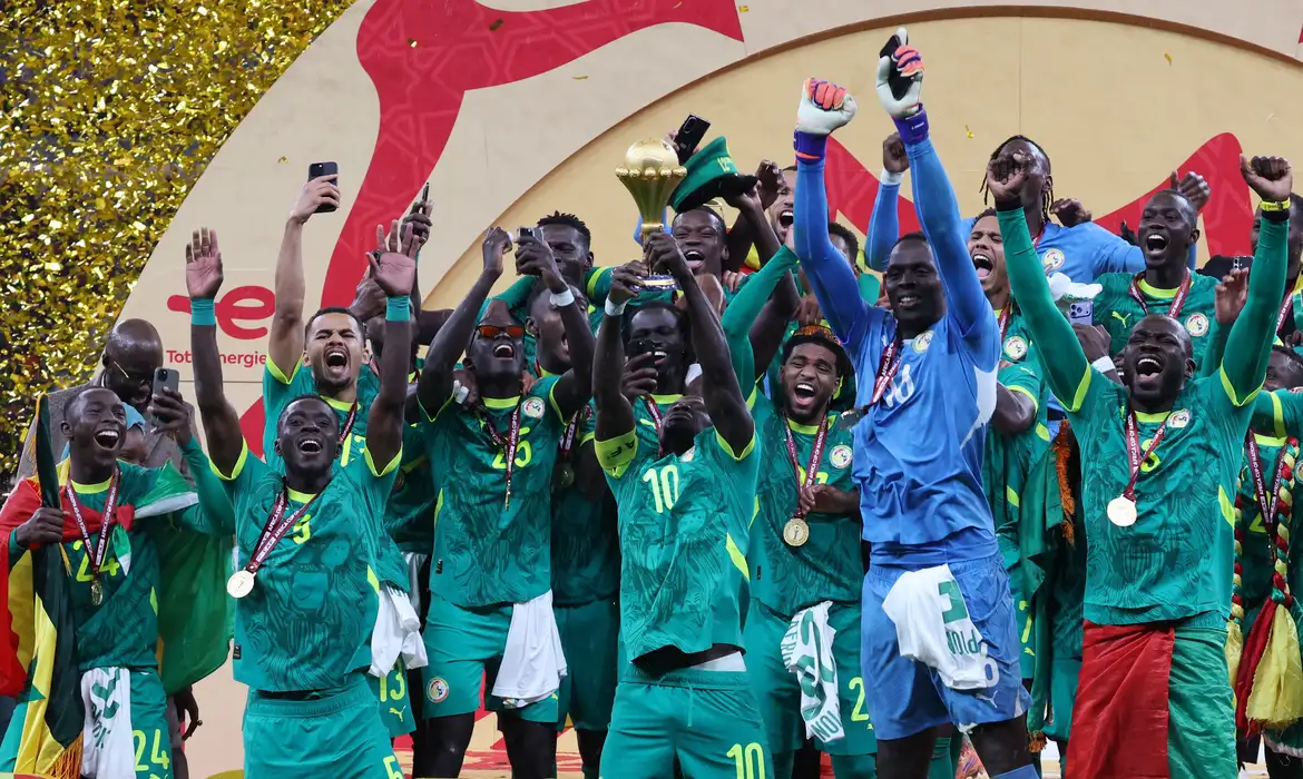 Soccer Football - CAF Africa Cup of Nations - Morocco 2025 - Final - Senegal v Morocco - Prince Moulay Abdellah Stadium, Rabat, Morocco - January 18, 2026 Senegal's Sadio Mane lifts the trophy with teammates as they celebrate after winning the Africa Cup of Nations REUTERS/Amr Abdallah Dalsh