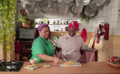 Rio de Janeiro (RJ), 08/05/2025 - Xodó de Cozinha, da TV Brasil, mostra como preparar receitas com batata-doce
Apresentadora Regina Tchelly recebe a chef Rosana Beatriz no programa da emissora pública. Foto: TV Brasil/Divulgação