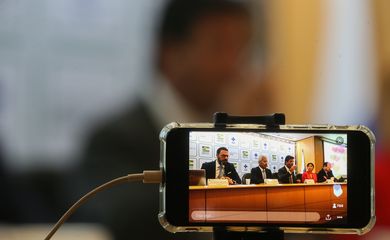 O ministro da Saúde, Luiz Henrique Mandetta, confirma a primeira morte por Covid-19 em São Paulo, durante entrevista à imprensa