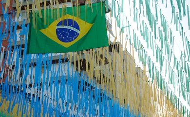 Moradores decoram a Rua Pereira Nunes, em Vila Isabel, para  a Copa do Mundo 2014