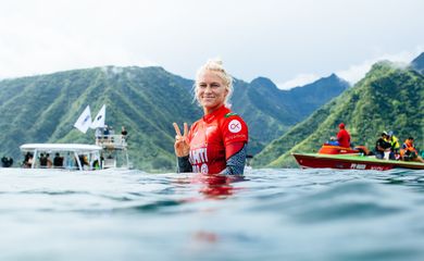 Tatiana Weston-Webb avança às quartas da etapa Taiti - surfe - circuito mundial