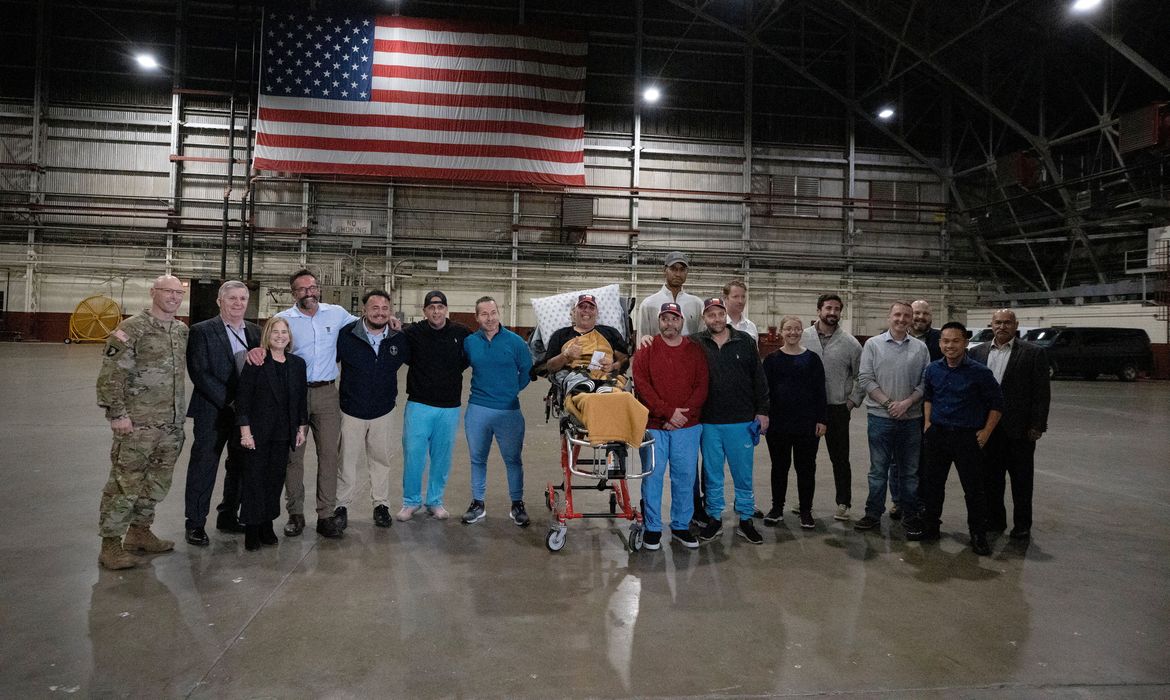Prisioneiros norte-americanos libertados pela Venezuela posam para foto em base aérea em San Antonio, no Estado norte-americano do Texas
20/12/2023 REUTERS/Kaylee Greenlee Beal