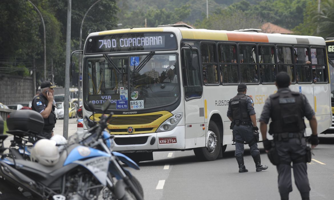 Blitz policial militar revista ônibus com destino às praias, no esquema de segurança antecipado da Operação Verão, contra arrastões ocorridos no fim de semana passado (Fernando Frazão/Agência Brasil)