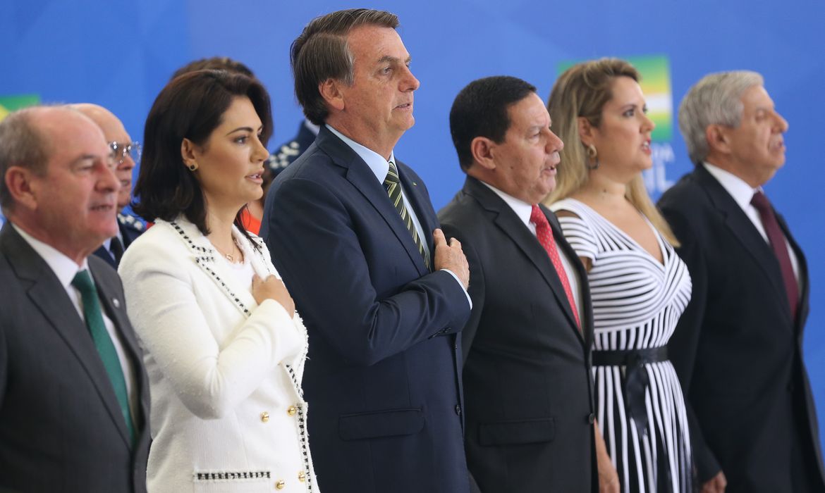  O Presidente Jair Bolsonaro, cumprimenta os Oficiais-Generais promovidos, durante solenidade no palácio do planalto