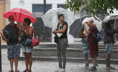 Rio de Janeiro (RJ) 22/03/2024 – Temporal atinge o Rio de Janeiro e trabalhadores deixam a região central da cidade, que tem ponto facultativo decretado com previsão de chuvas extremas. Foto: Fernando Frazão/Agência Brasil