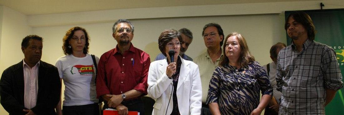 A advogada Rosa Cardoso recebeu oito integrantes de centrais sindicais durante an[uncia de grupo da Comissão Nacional da Verdade que investigará crimes do Estado contra trabalhadores durante a ditadura militar (1964-1985)