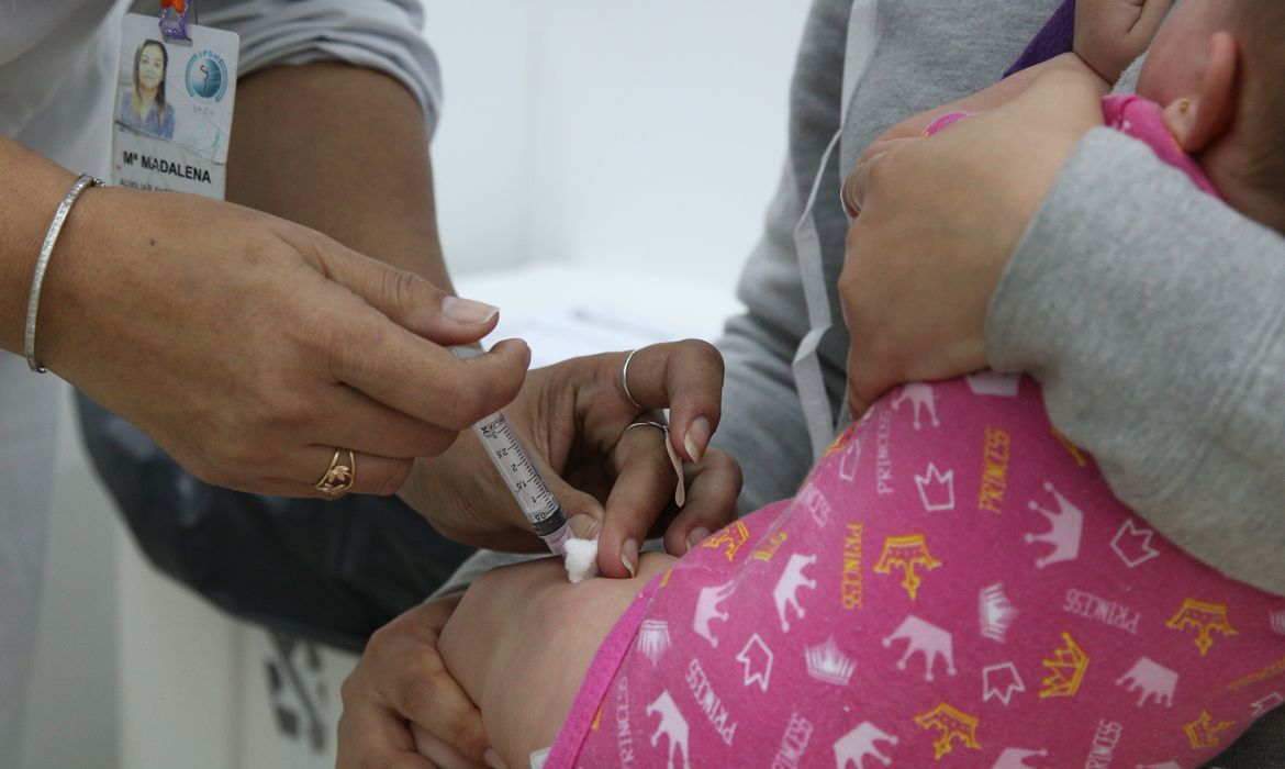 Bebês recebem as vacinas do calendário básico de vacinação do SUS na Unidade Básica de Saúde - UBS Brás.