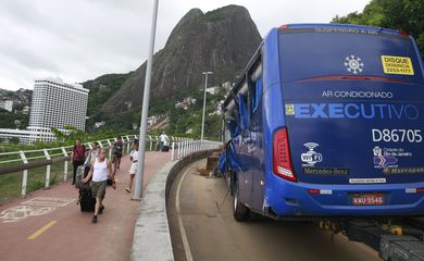 Turistas deixam hotel Sheraton, após retirada do ônibus soterrado por deslizamento de terra e árvores na Avenida Niemeyer, em São Conrado.
