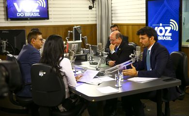 O ministro das Comunicações, Fábio Faria, participa do programa Voz do Brasil.