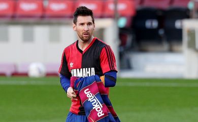 Messi com camisa do  Newell's Old Boys para homenagear Maradona
