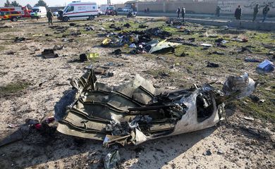 Restos de um avião pertencente à Ukraine International Airlines, que caiu após decolar do aeroporto Imam Khomeini no Irã, são vistos nos arredores de Teerã, no dia 8 de janeiro de 2020. Nazanin Tabatabaee / WANA (Agência de Notícias da Ásia