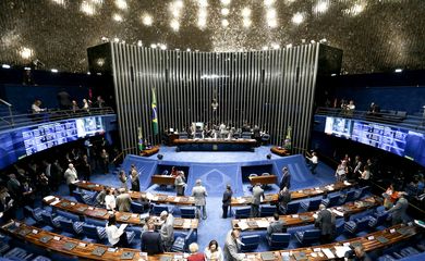 Brasília - O plenário do Senado examina a PEC 159/2015, que permite o uso de dinheiro depositado na Justiça para pagar dívidas públicas  (Wilson Dias/Agência Brasil)