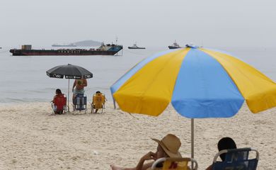 Balsas posicionadas para queima de fogos de artifício do Réveillon 2022 na praia de Copacabana.