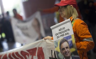 Petroleiros fazem manifestação no aeroporto de Brasília em defesa da Petrobras e para pressionar contra a aprovação do PLS 131, do senador José Serra (PSDB/SP). (Marcelo Camargo/Agência Brasil)