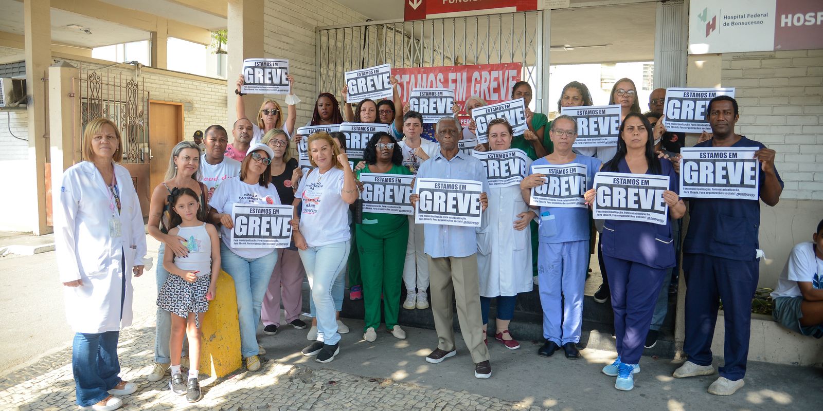 No Rio, servidores da saúde em greve fazem ato em frente a hospital
