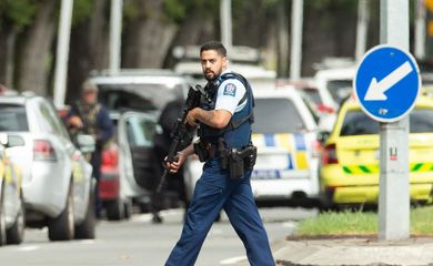 Polícia armada após um tiroteio na mesquita Al Noor em Christchurch, Nova Zelândia, 15 de março de 2019. REUTERS / SNPA / Martin Hunter 