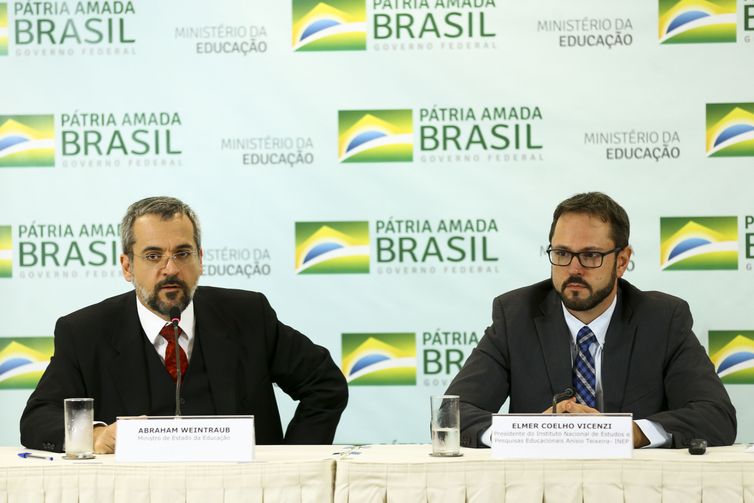 O ministro da Educação, Abraham Weintraub, e o presidente do INEP, Elmer Coelho Vicenzi, durante entrevista coletiva sobre o Sistema de Avaliação da Educação Básica.