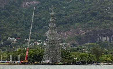 Rio de Janeiro (RJ), 27/11/2025 – Montagem da Árvore de Natal da Lagoa é apresentada em evento no Clube dos Caiçaras, na zona sul do Rio de Janeiro. Foto: Tomaz Silva/Agência Brasil