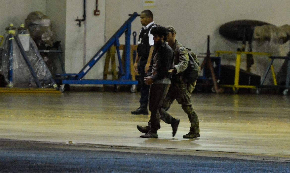 Brasília - Chegam ao aeroporto da capital federal os suspeitos de planejar ataque terrorista durante os Jogos Olímpicos Rio 2016 (Valter Campanato/Agência Brasil)