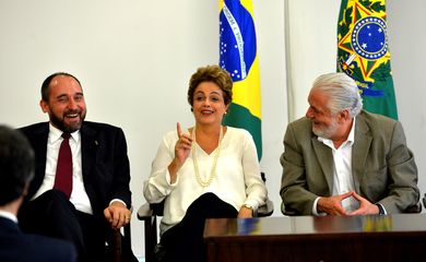 Brasília - A presidenta Dilma Rousseff e os ministros Luís Inácio Adams (AGU) e Jaques Wagner (Casa Civil) durante cerimônia de assinatura de medida provisória (MP) de acordos de leniência (Wilson Dias/Agência Brasil)