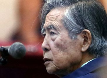 FILE PHOTO: Former President of Peru Alberto Fujimori attends a trial as a witness at the navy base in Callao, Peru March 15, 2018. Picture taken through a window. REUTERS/Mariana Bazo/direitos reservados