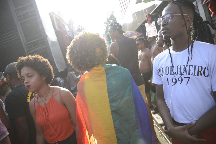 Milhares de pessoas participam da 18ª edição da Parada LGBTI de Madureira, na zona norte do Rio de Janeiro. 