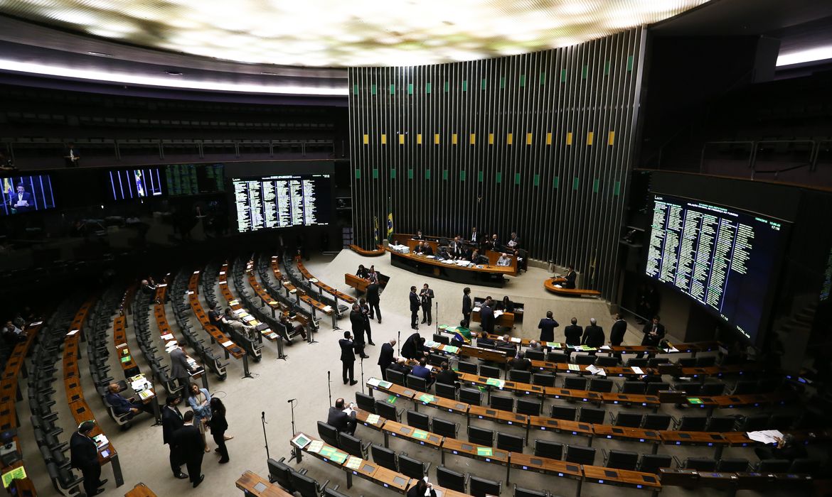 Brasília - Plenário durante discussão da autorização ou não da abertura do processo de impeachment da presidenta Dilma Rousseff, no plenário da Câmara dos Deputados (Fabio Rodrigues Pozzebom/Agência Brasil)