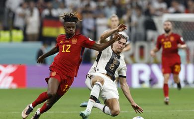 Nico Williams, da Espanha, disputa bola com Leon Goretzka, da Alemanha, em partida da Copa do Mundo