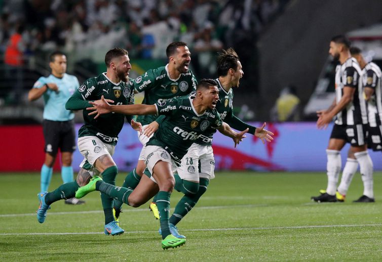 Palmeiras bate o Coritiba, volta a vencer após seis jogos e