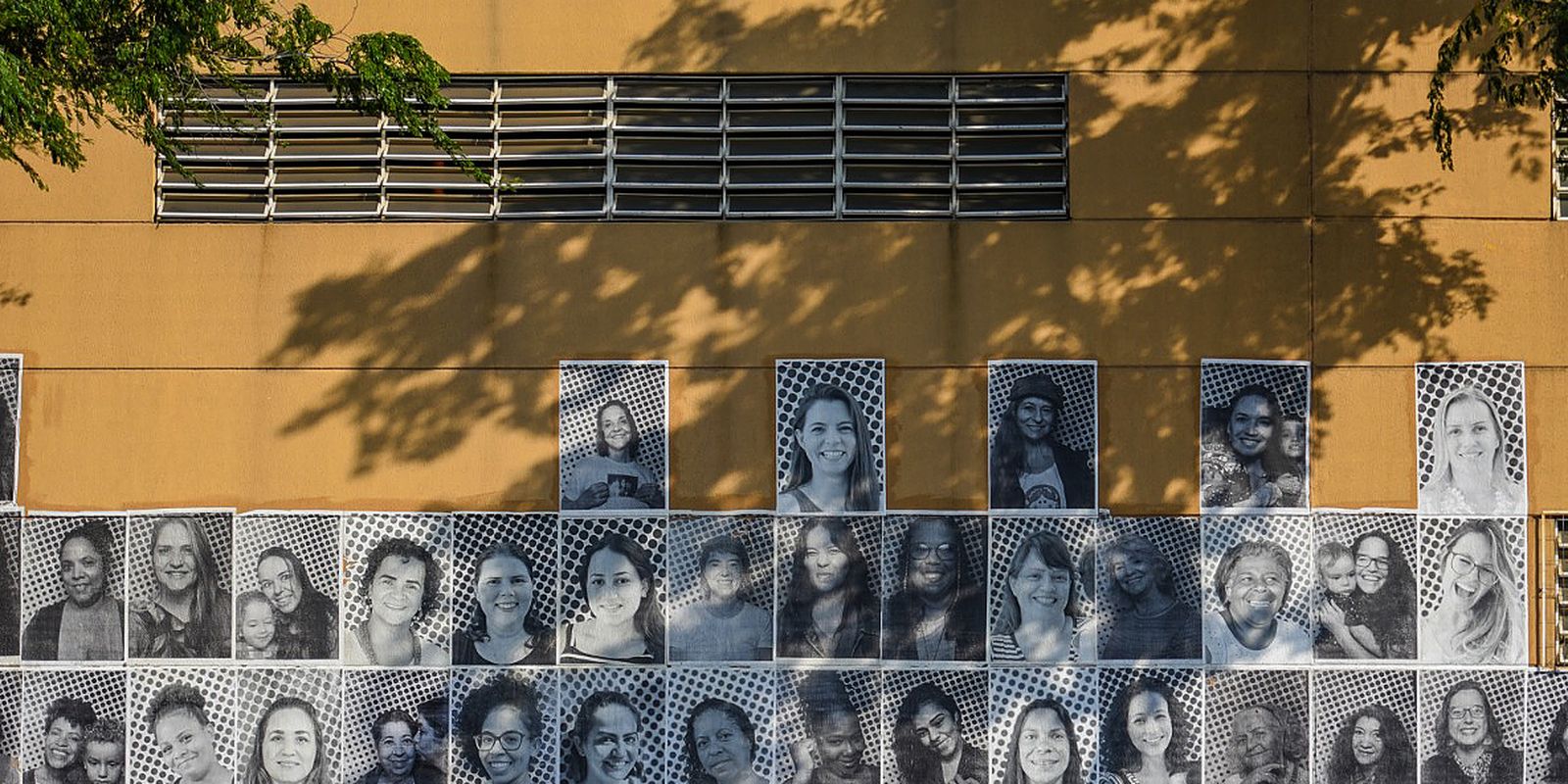 Cidade do Samba é coberta por retratos de mães de todo o país