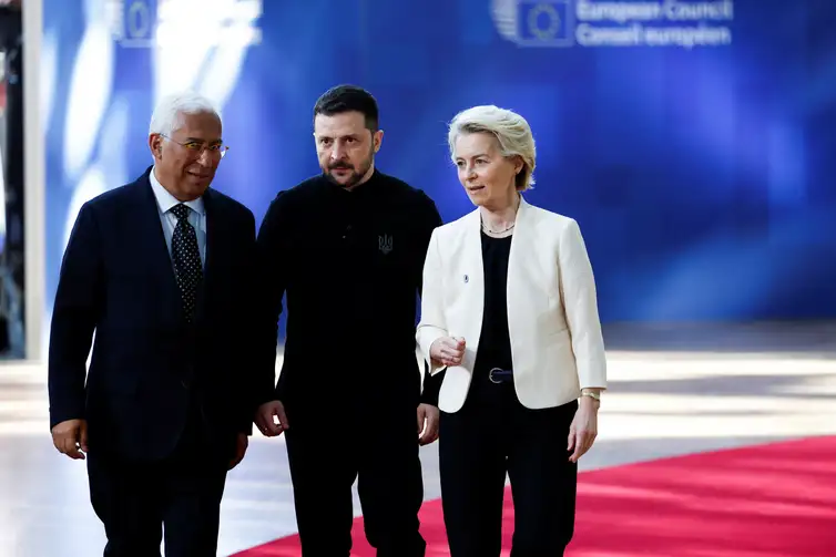 Presidente da Ucrânia, Volodymyr Zelenskiy, ao lado do presidente do Conselho Europeu, António Costa, e da presidente da Comissão Europeia, Ursula von der Leyen, em Bruxelas 06/03/2025 REUTERS/Stephanie Lecocq