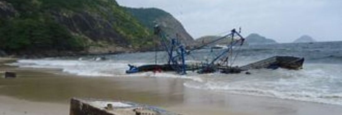 Uma operação conjunta entre a prefeitura de Niterói e o governo do estado retirou os destroços de uma embarcação naufragada em agosto de 2012 na Praia de Itaipu, na Região Oceânica da cidade.